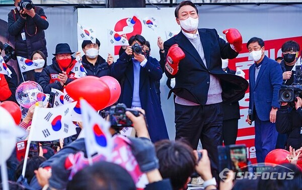 윤석열 후보가 홍수환 선수가 선물한 빨간 권투 글로브를 끼고 어퍼컷 세리머니를 하고있다.  사진/유우상 기자