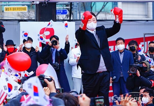 윤석열 후보가 홍수환 선수가 선물한 빨간 권투 글로브를  끼고 어퍼컷 세리머니를 하고있다.  사진/유우상 기자