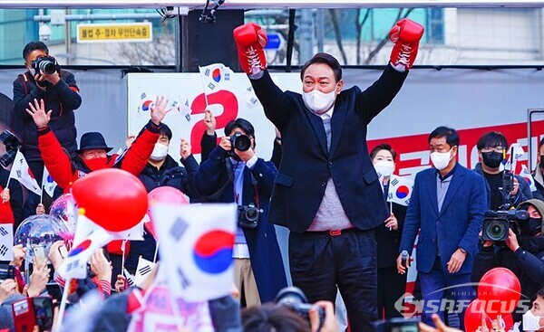 윤석열 후보가 홍수환 선수가 선물한 빨간 권투 글로브를 끼고 어퍼컷 세리머니를 하고있다.  사진/유우상 기자