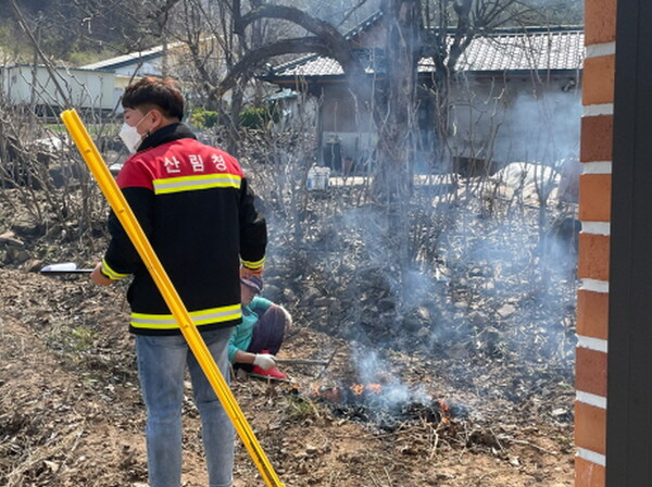 산림청 직원들이 산불방지를 위해 기동단속을 하고 있다. 사진/남부산림청 