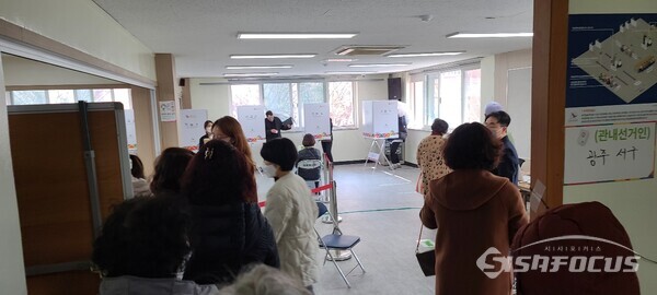 투표하기 위해 줄 서있는 유권자들 (사진  / 박영용 기자)