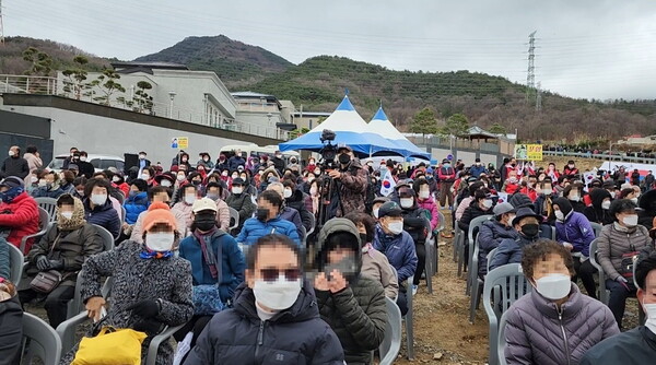 왼쪽 뒤로 보이는 박근혜 전대통령 사저 윗길까지 지지자들이 들어서 있다. 사진/김진성 기자
