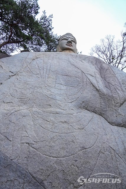 거대한 자연암벽에 선으로 부처님 모통을 그리고 머리를 올린 마애여래입상이다. 사진/유우상 기자