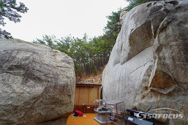 거대한 자연암벽에 선으로 부처님 모통을 그리고 머리를 올린 마애여래입상이다. 사진/유우상 기자