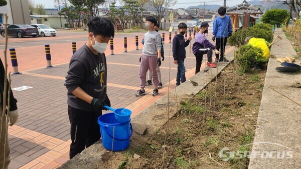 5일 계림초등학교 학생들이 학교에서 무궁화 묘목을 심고 물을 주고 있다. 사진/김영삼 기자