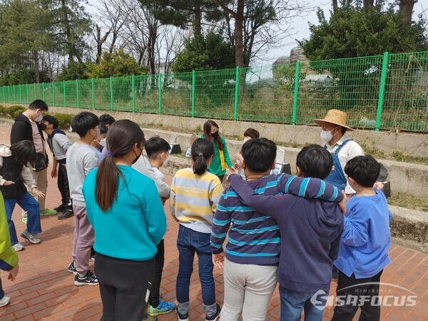 5일 계림초등학교 학생들이 무궁화묘목을 심고 소감을 나누고 있다. 사진/김영삼 기자