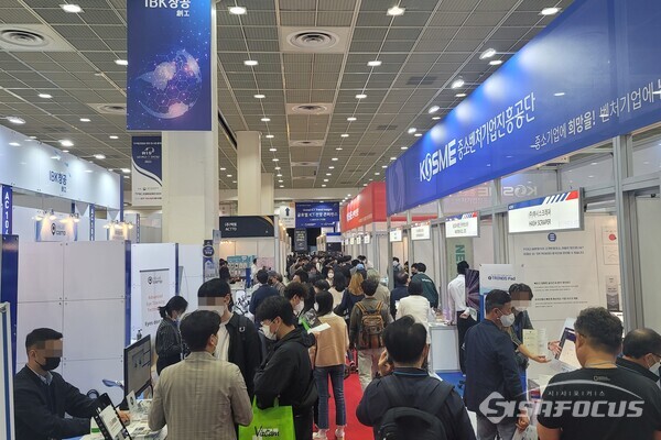서울 코엑스에서 열리고 있는 '월드 IT쇼'에 많은 인파가 몰렸다. [사진 / 임솔 기자]