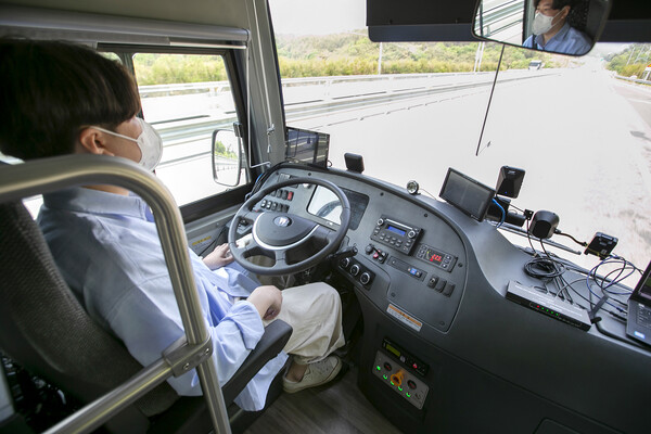 울산 C-ITS 시연버스의 자율주행 모습. ⓒKT