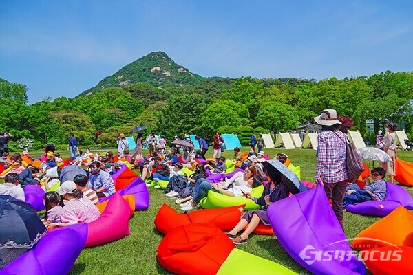 청와대 헬기장인 춘추관 앞 잔디밭이 이젠 텐트촌으로 변신했다. 누구나 쉬어갈 수 있다. 사진/유우상 기자