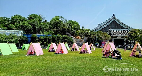 청와대 헬기장인 춘추관 앞 잔디밭이 이젠 텐트촌으로 변신했다.  누구나 쉬어갈 수 있다. 사진/유우상 기자