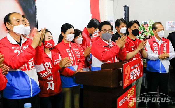 17일 박강수 마포구청장 선거사무소 개소식에서 시의원, 구의원 후보자들과 같이 지지자들에게 인사하는 모습. 사진/강종민 기자