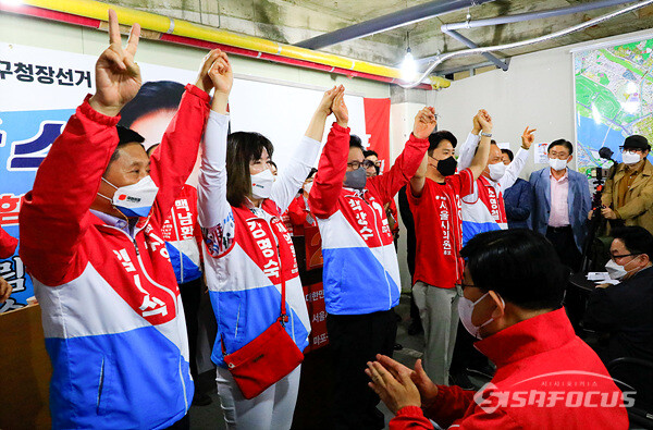 17일 박강수 마포구청장 선거사무소 개소식에서 시의원 후보자들과 선전을 다짐하는 모습. 사진/강종민 기자