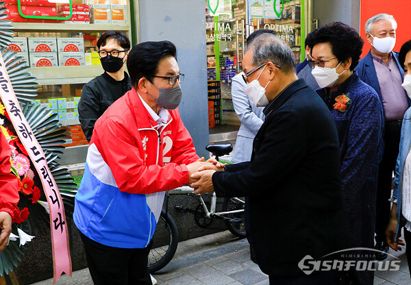 박강수 마포구청장 후보가 1층에서 선거사무소 개소식에 참석하는 지지자들을 맞이하는 모습. 사진/강종민 기자