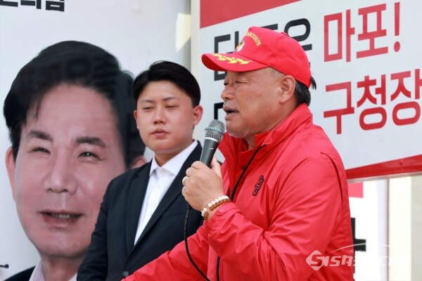 가수 김흥국이 박강수 마포구청장 후보의 선거유세에서 지지를 호소하고 있다. [사진 /오훈 기자]
