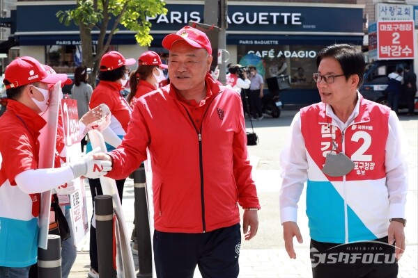 가수 김흥국이 박강수 마포구청장 후보의 선거유세에서 지지를 호소하고 있다. [사진 /오훈 기자]