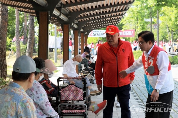 가수 김흥국이 박강수 마포구청장 후보의 선거유세에서 지지를 호소하고 있다. [사진 /오훈 기자]