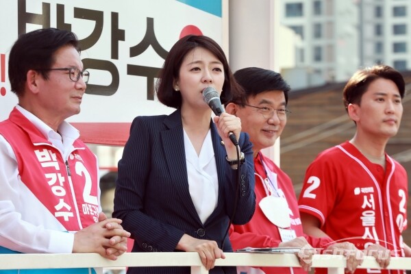 배현진 의원이 박강수 마포구청장 후보의 선거유세에서 지지를 호소하고 있다. [사진 /오훈 기자]