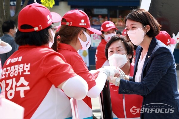 배현진 의원이 박강수 마포구청장 후보의 선거유세에서 지지를 호소하고 있다. [사진 /오훈 기자]