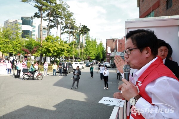 박강수 마포구청장가 후보가 시민들에게 지지를 호소하고 있다. [사진 /오훈 기자]