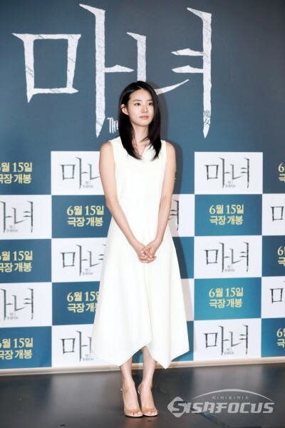 배우 신시아가 포토타임을 가지고 있다. [사진 / 오훈 기자]