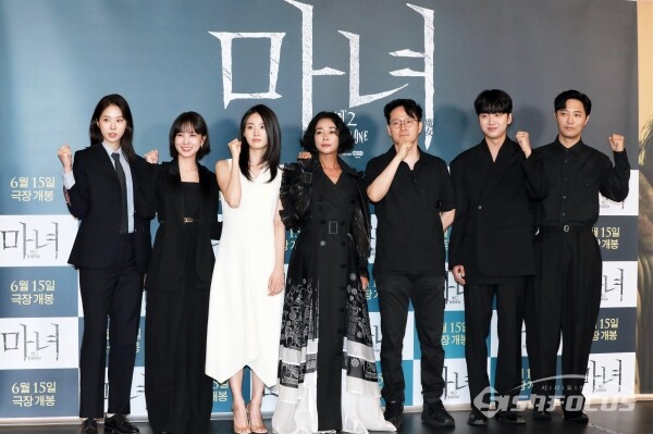 배우 서은수, 박은빈, 신시아, 조민수, 박훈정 감독, 성유빈, 진구가 포토타임을 가지고 있다. [사진 / 오훈 기자]