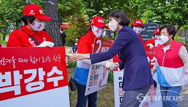 배현진 의원이 박강수 마포구청장 후보 선거운동원들을 격려하고 있다.  사진/유우상 기자