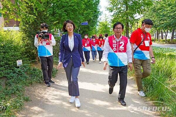 배현진 의원이 박강수 마포구청장 후보와  경의선 숲길 도보 선거운동을 하고 있다.  사진/유우상 기자