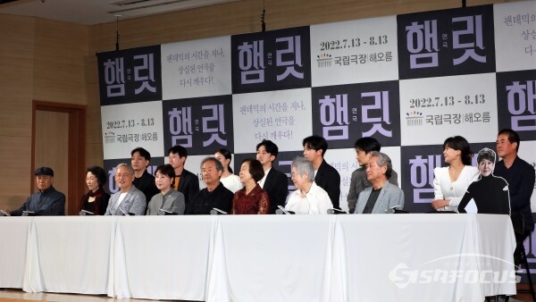 손진책 연출을 비롯해 박명성 프로듀서, 배우 권성덕, 전무송, 박정자, 손숙, 정동환, 김성녀, 유인촌, 손봉숙, 길해연, 강필석, 박지연, 박건형, 김수현, 김명기, 이호철이 기자간담회를 가지고 있다. [사진 /오훈 기자]