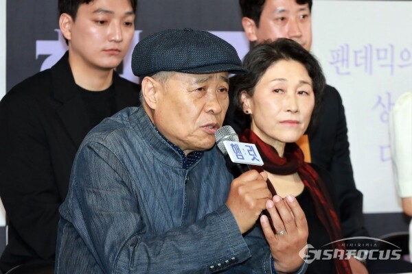 손진책 연출이 인사말을 하고 있다. [사진 /오훈 기자]