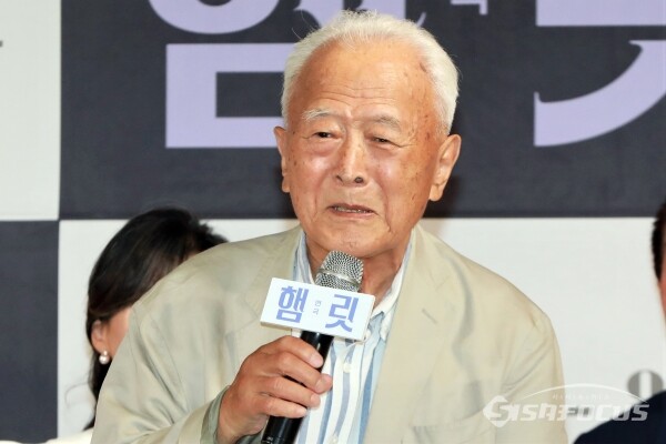 배우 권성덕이 연극 '햄릿' 제작발표회에서 인사말을 하고 있다. [사진 /오훈 기자]