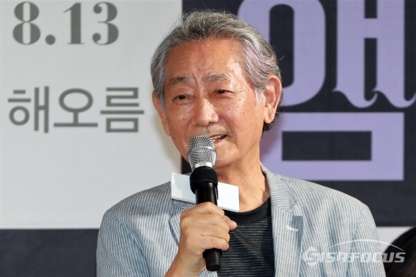 배우 전무송이 연극 '햄릿' 제작발표회에서 인사말을 하고 있다. [사진 /오훈 기자]