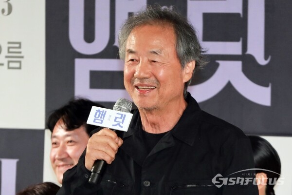 배우 정동환이 연극 '햄릿' 제작발표회에서 인사말을 하고 있다. [사진 /오훈 기자]