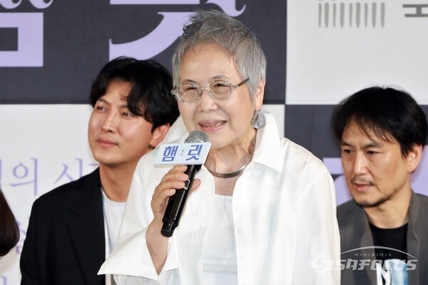 배우 박정자가 연극 '햄릿' 제작발표회에서 인사말을 하고 있다. [사진 /오훈 기자]