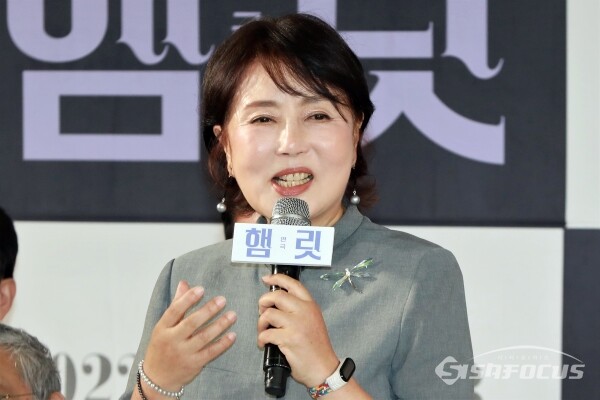 배우 김성녀가 연극 '햄릿' 제작발표회에서 인사말을 하고 있다. [사진 /오훈 기자]