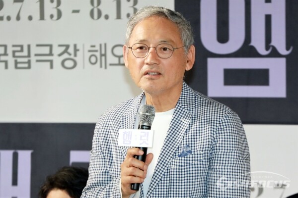 배우 유인촌이 연극 '햄릿' 제작발표회에서 인사말을 하고 있다. [사진 /오훈 기자]