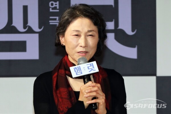배우 손봉숙이 연극 '햄릿' 제작발표회에서 인사말을 하고 있다. [사진 /오훈 기자]