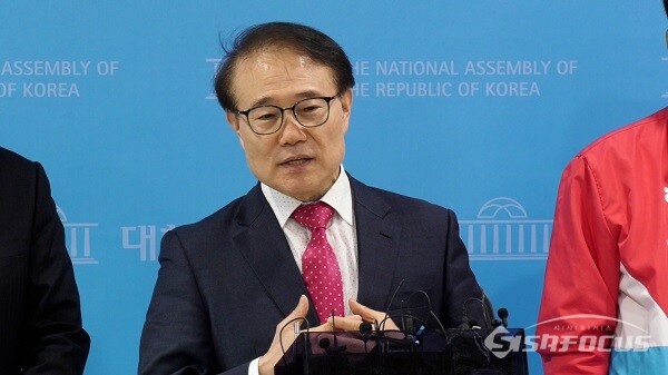 국민의힘 윤형선 인천 계양구을 국회의원 후보가 13일 오후 서울 여의도 국회 소통관에서 출마 선언 기자회견을 마친 뒤 취재진과 질의응답하고 있다. 사진 / 권민구 기자