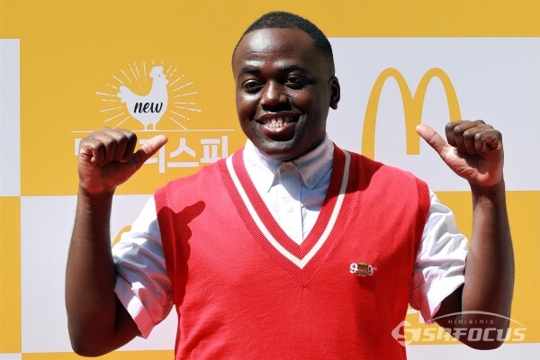 방송인 조나단이 포즈를 취하고 있다. [사진 / 오훈 기자]