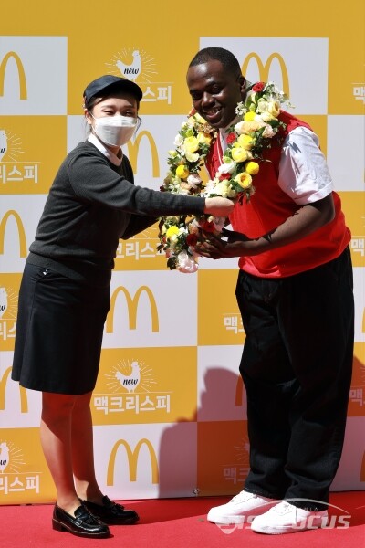 방송인 조나단이 포즈를 취하고 있다. [사진 / 오훈 기자]