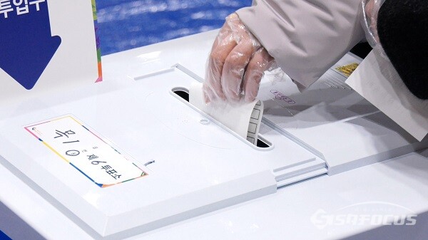 20대 대통령선거 당시 한 유권자 투표를 마치고 기표함에 투표용지를 넣고 있다 / ⓒ시사포커스DB
