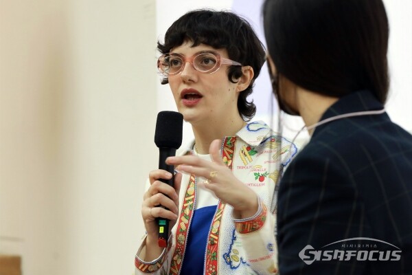 올림피아 자그놀리가 취재진의 질문에 답하고 있다. [사진 /오훈 기자]