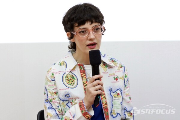 올림피아 자그놀리가 취재진의 질문에 답하고 있다. [사진 /오훈 기자]