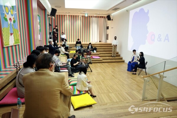 26일 오후 세종미술관에서 '올림피아 자그놀리 특별전 : Life is Color'의 기자간담회가 열리고 있다. [사진 /오훈 기자]