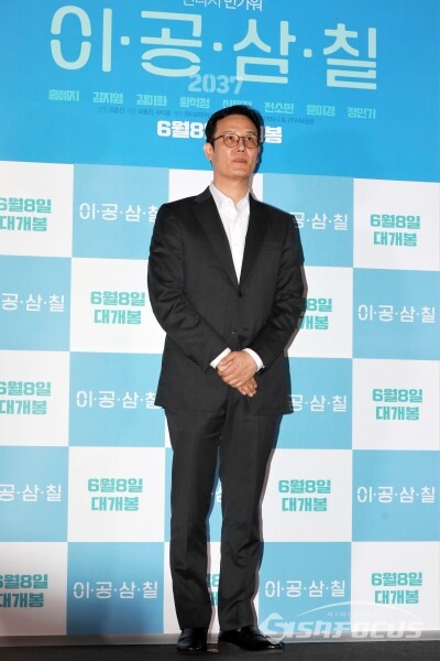 모홍진 감독이 포토타임을 가지고 있다. [사진 / 오훈 기자]