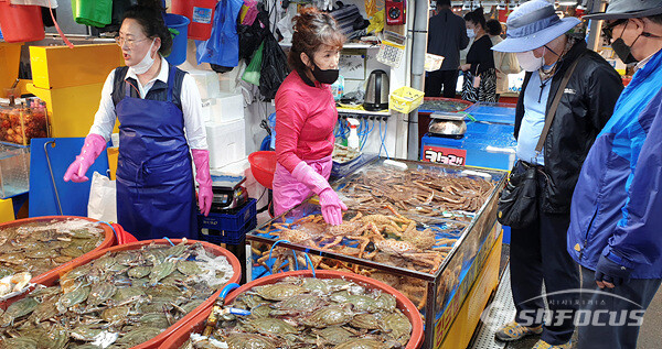소래포구 어시장에서 방금 잡아온 싱싱한 꽃게를 사기 위해 흥정하는 모습.   사진/강종민 기자