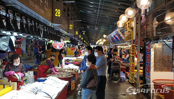 싱싱한 활어회를 직접 골라서 맛볼 수 있는 횟집상가에서 횟감을 고르는 모습.  사진/강종민 기자