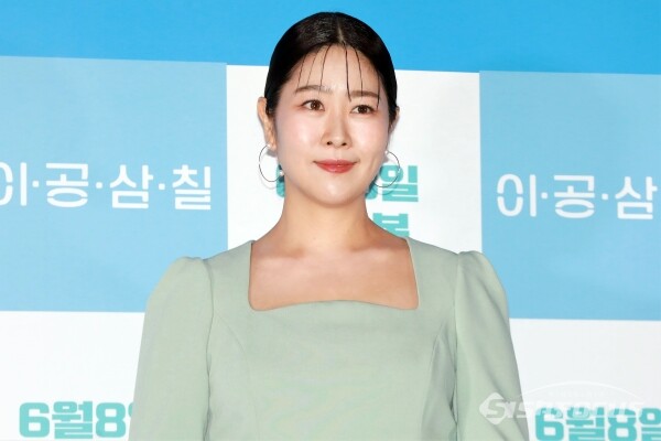 배우 김지영이 포토타임을 가지고 있다. [사진 / 오훈 기자]