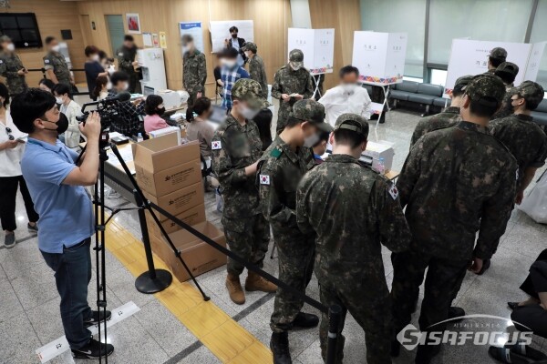 사전투표소에서 군장병들이 투표를 하고 있다. [사진 / 오훈 기자]
