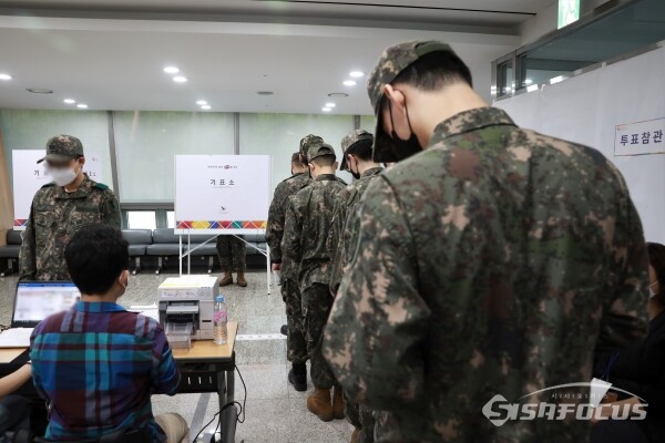 사전투표소에서 군장병들이 투표를 하고 있다. [사진 / 오훈 기자]
