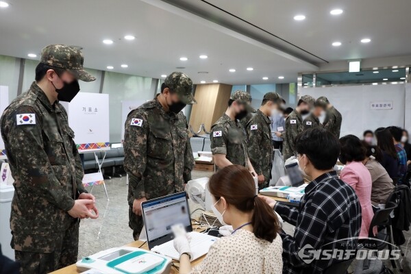사전투표소에서 군장병들이 투표를 하고 있다. [사진 / 오훈 기자]